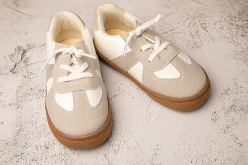 灰白拼接休闲鞋童鞋儿童用品摄影图 摄影图 下载至来源处