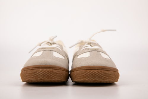 白底灰白拼接休闲鞋童鞋儿童用品摄影图 海报设计 下载请至来源处