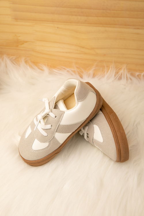 灰白拼接休闲鞋童鞋儿童用品摄影图 摄影图 下载至来源处